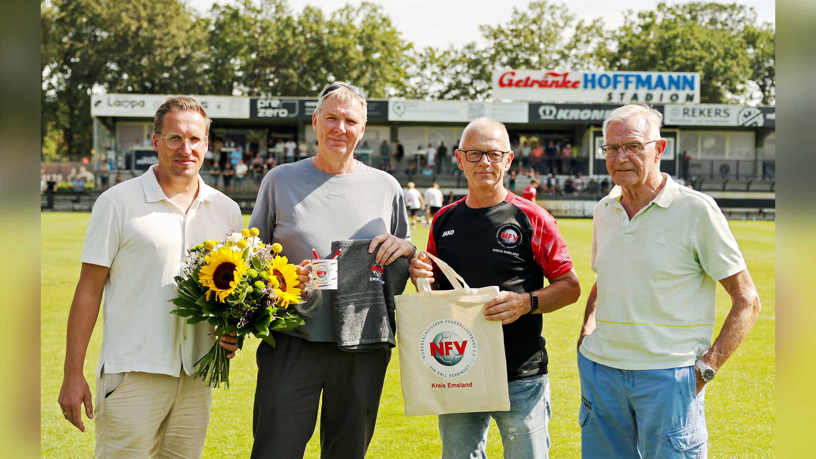 Markus Schütte, Michael Jungehüser, Reinhard Deermann und Hermann Lüpken bei der DFB-Ehrung im Getränke Hoffmann Stadion