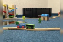 Spielzeug in einer Kindertagesstätte, im Hintergrund ein Gruppenraum