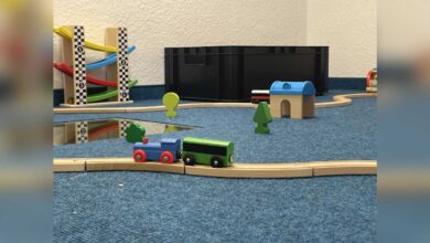 Spielzeug in einer Kindertagesstätte, im Hintergrund ein Gruppenraum