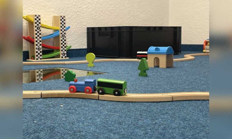 Spielzeug in einer Kindertagesstätte, im Hintergrund ein Gruppenraum