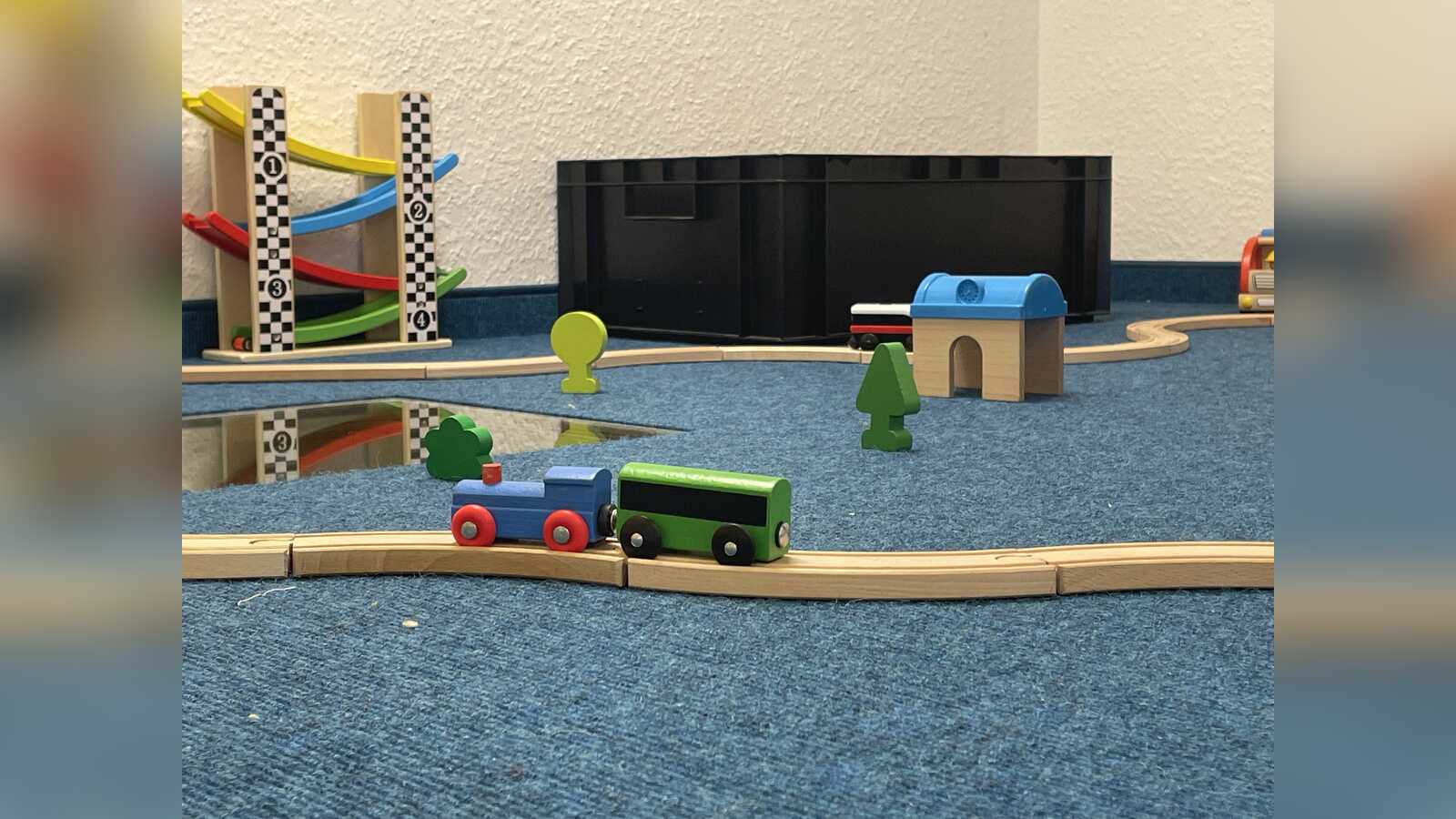 Spielzeug in einer Kindertagesstätte, im Hintergrund ein Gruppenraum