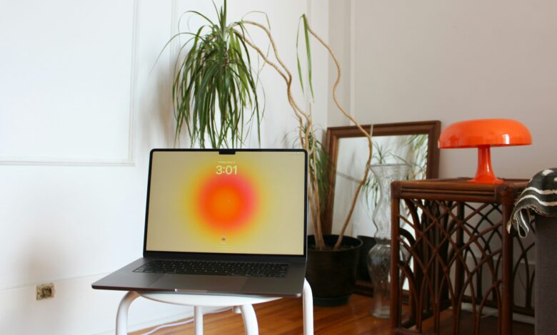 Aufgeklappter Laptop auf einem Hocker in einem Wohnzimmer