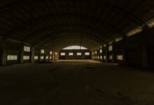 Leere Halle mit Betonboden und Tageslicht durch Fenster