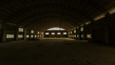 Leere Halle mit Betonboden und Tageslicht durch Fenster