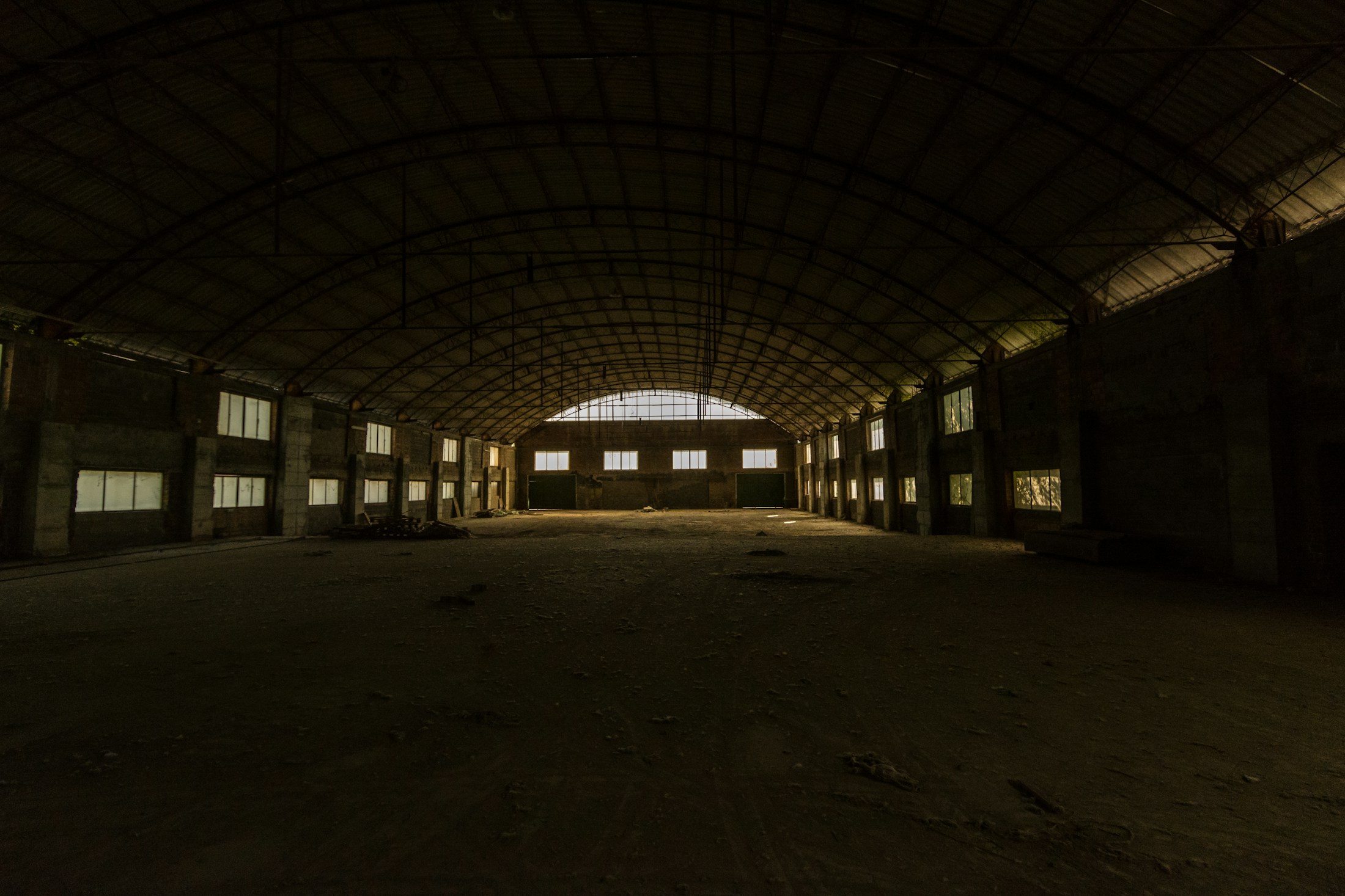 Leere Halle mit Betonboden und Tageslicht durch Fenster