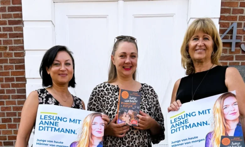 Autorin Anne Dittmann, die im JAM Meppen aus ihrem Buch Jungs von heute, Männer von morgen liest