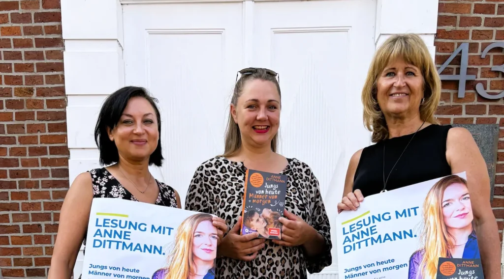 Autorin Anne Dittmann, die im JAM Meppen aus ihrem Buch Jungs von heute, Männer von morgen liest