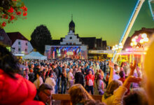 Dicht gedrängtes Publikum vor einer Bühne beim Lingener Altstadtfest