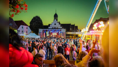 Dicht gedrängtes Publikum vor einer Bühne beim Lingener Altstadtfest