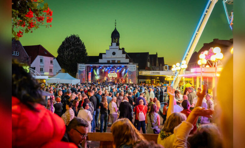 Dicht gedrängtes Publikum vor einer Bühne beim Lingener Altstadtfest
