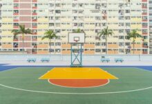 Basketballplatz an einer Sporthalle, Symbolbild für einen Multifunktionscourt