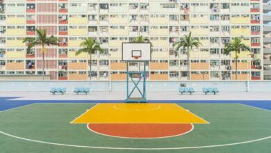 Basketballplatz an einer Sporthalle, Symbolbild für einen Multifunktionscourt