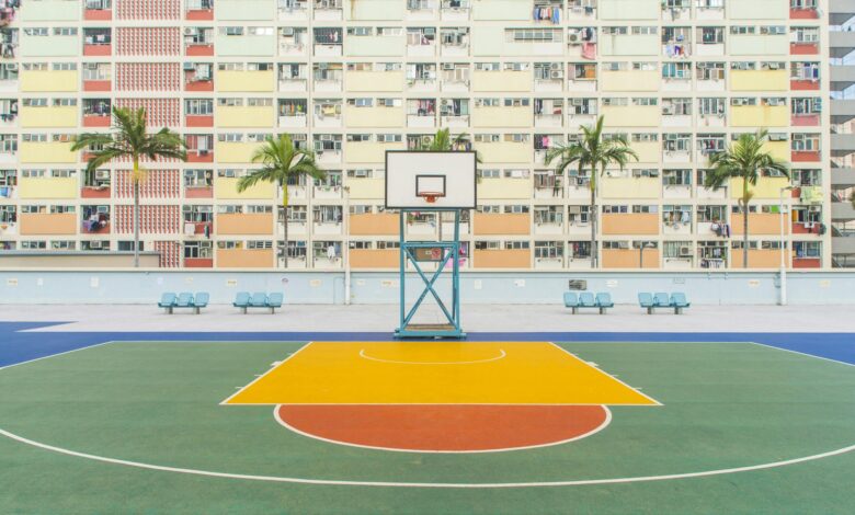 Basketballplatz an einer Sporthalle, Symbolbild für einen Multifunktionscourt