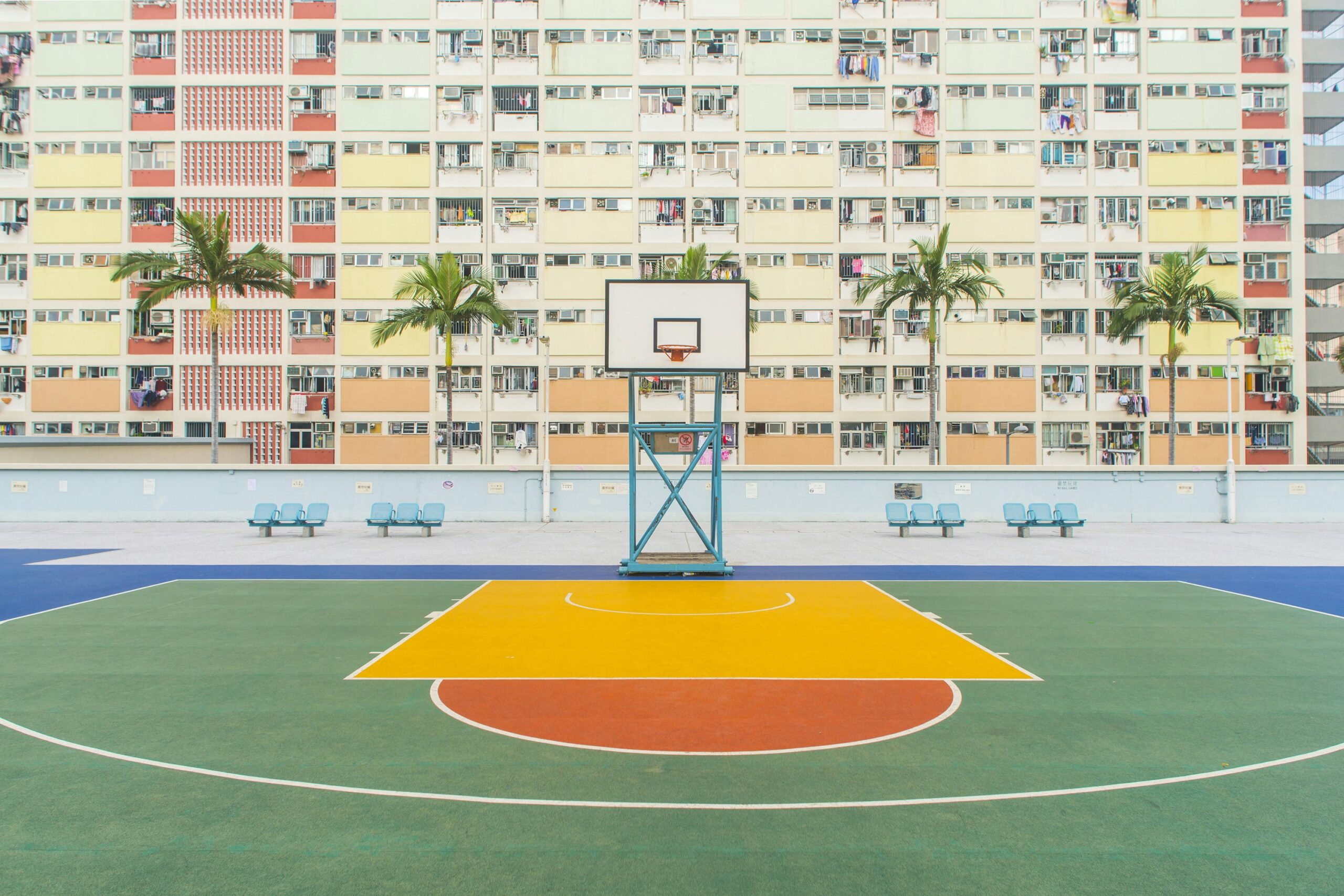 Basketballplatz an einer Sporthalle, Symbolbild für einen Multifunktionscourt