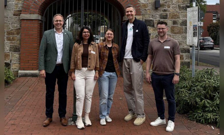 Gruppenbild beim Pflegetisch in Schapen zur neuen Hausarztpraxis