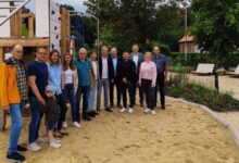 Gruppenfoto von Beteiligten der Dorfentwicklung im neu gestalteten Spielbereich der Lünner Ortsmitte