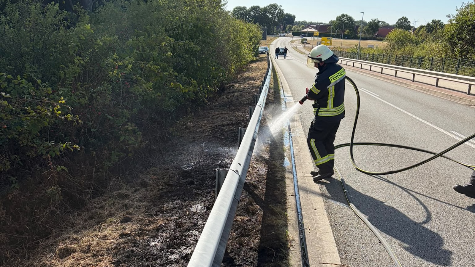 Feuerwehrleute der Feuerwehr Dörpen im Einsatz an der brennenden Fläche