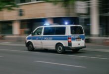 Ein Polizeifahrzeug in Fahrt auf einer Straße