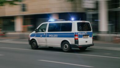 Ein Polizeifahrzeug in Fahrt auf einer Straße