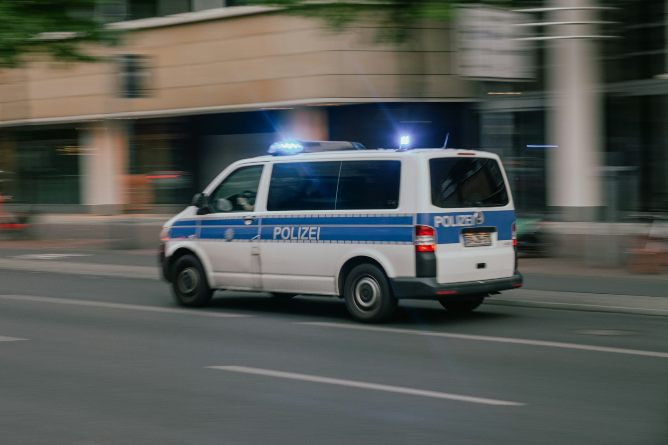 Ein Polizeifahrzeug in Fahrt auf einer Straße