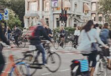Menschen fahren gemeinsam mit dem Fahrrad auf der Straße (Symbolbild)