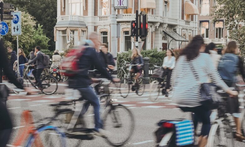 Menschen fahren gemeinsam mit dem Fahrrad auf der Straße (Symbolbild)