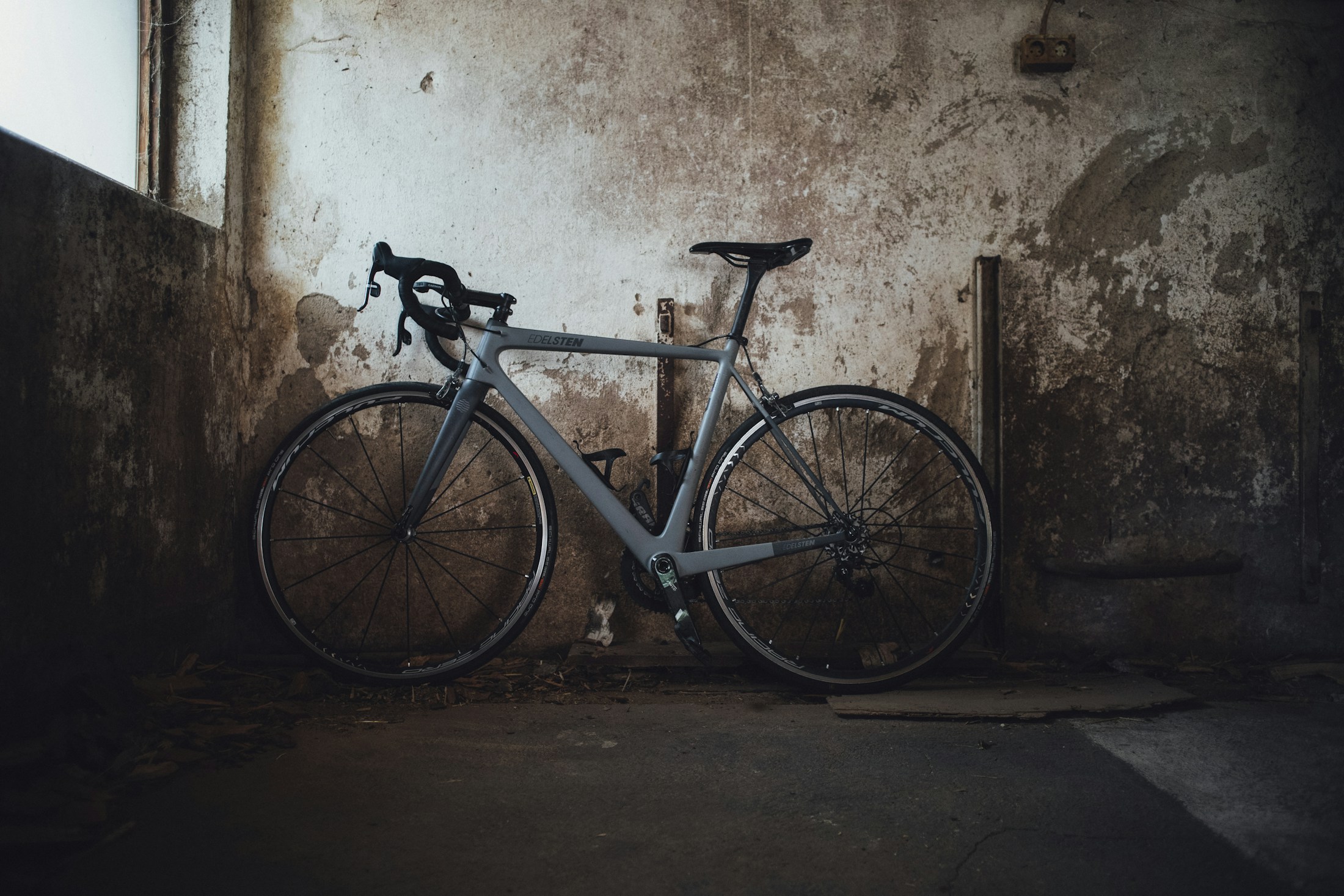 Rennrad mit schmalen Reifen und Rennlenker