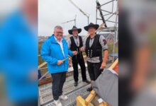 Bürgermeister Thomas Berling schlägt beim Richtfest den symbolischen letzten Nagel ins Holz