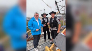 Bürgermeister Thomas Berling schlägt beim Richtfest den symbolischen letzten Nagel ins Holz