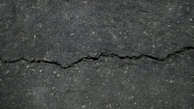 Rissiger Asphalt auf einer Straße, Symbolbild für Fahrbahnschäden