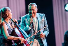 Roland Kaiser singt auf der Bühne neben einer Cellistin seiner Live-Band