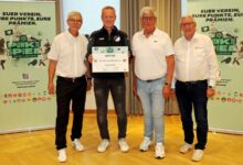 Vier Männer mit der Platin-Urkunde des DFB-Punktespiels für den SC Spelle-Venhaus