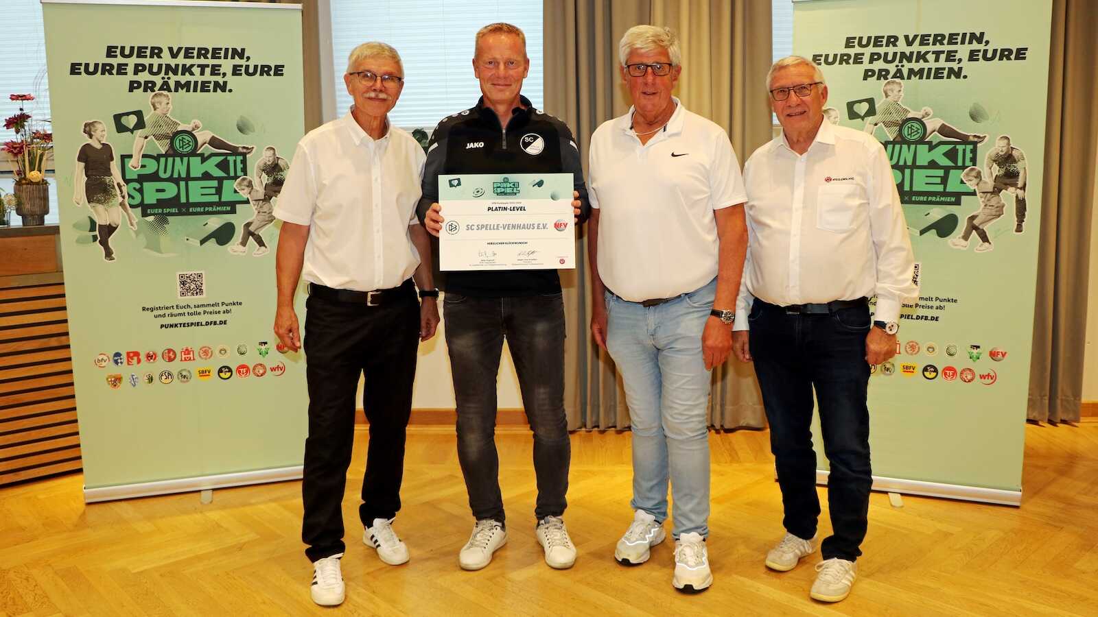 Vier Männer mit der Platin-Urkunde des DFB-Punktespiels für den SC Spelle-Venhaus
