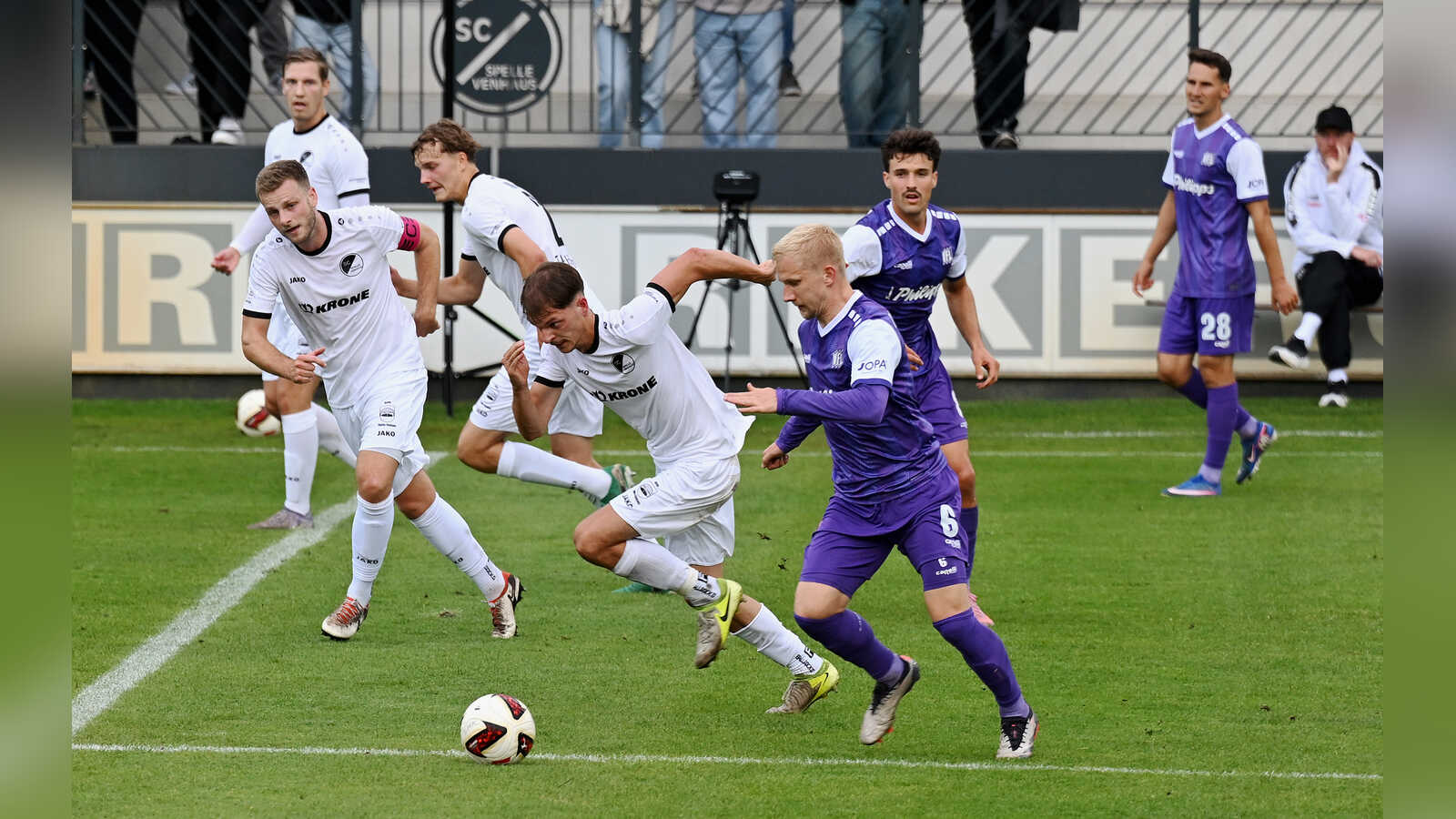 Zweikampf zwischen einem Speller Spieler in Weiß und einem Osnabrücker in Lila