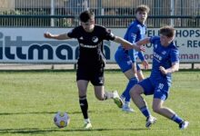Niklas Oswald vom SC Spelle-Venhaus setzt sich im Testspiel gegen Eintracht Rheine gegen zwei Gegenspieler durch