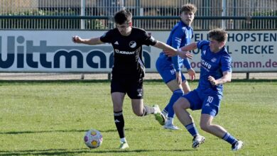 Niklas Oswald vom SC Spelle-Venhaus setzt sich im Testspiel gegen Eintracht Rheine gegen zwei Gegenspieler durch