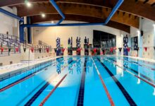 Leeres Hallenbad mit Schwimmbahnen, Symbolbild