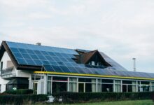 Solarmodule auf dem Dach eines Wohnhauses