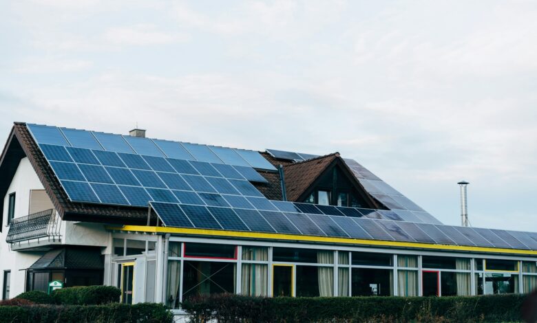 Solarmodule auf dem Dach eines Wohnhauses