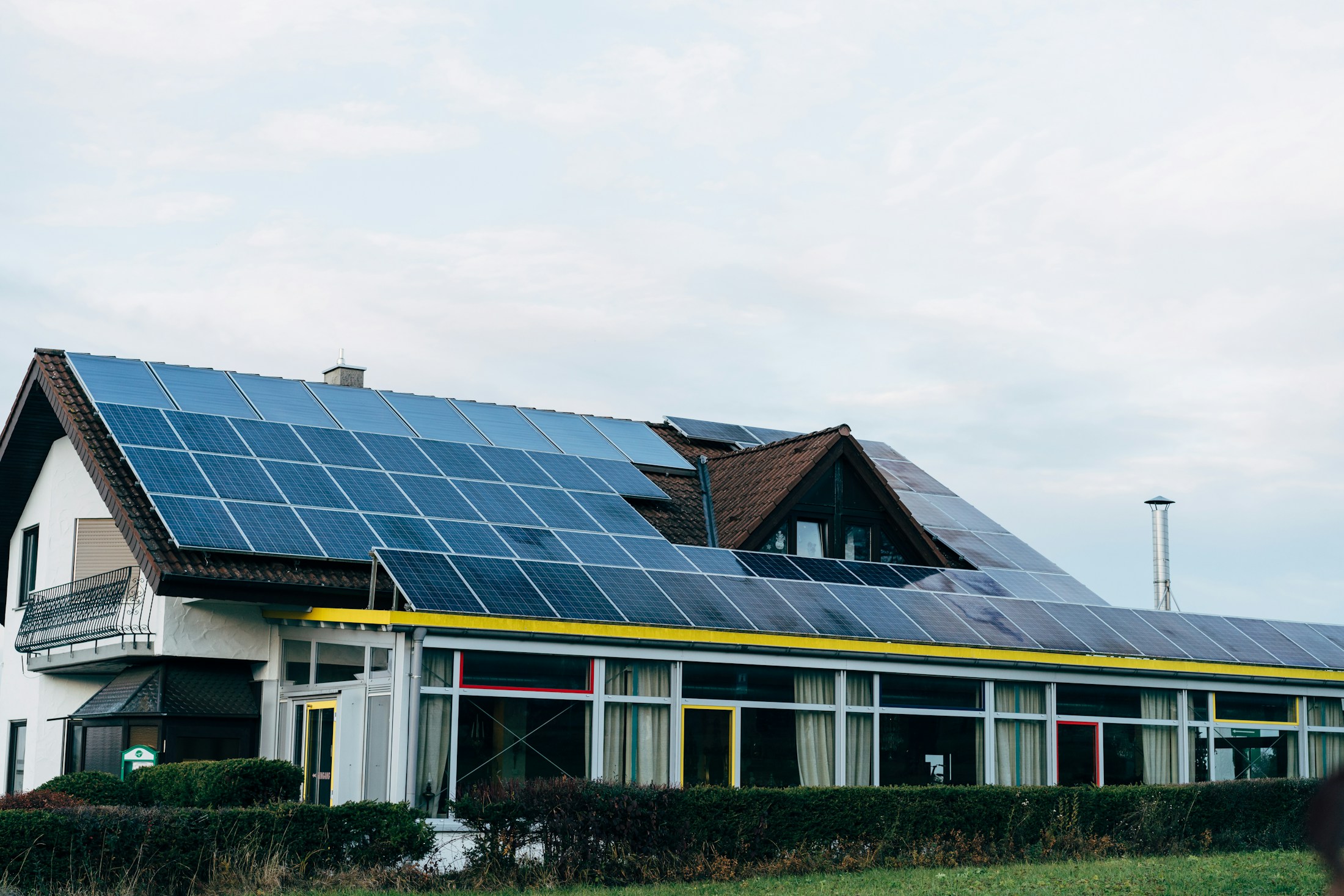 Solarmodule auf dem Dach eines Wohnhauses