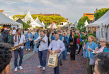 Besucherinnen und Besucher bei der Spanischen Nacht auf dem Lingener Marktplatz