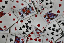 Gestapelte Spielkarten auf einem Tisch – Symbolbild für Kartenspiel- und Skatabende