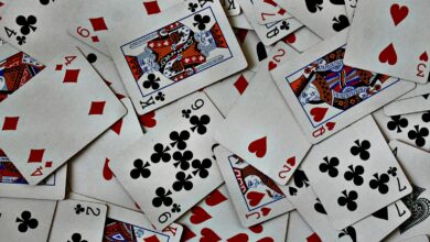Gestapelte Spielkarten auf einem Tisch – Symbolbild für Kartenspiel- und Skatabende