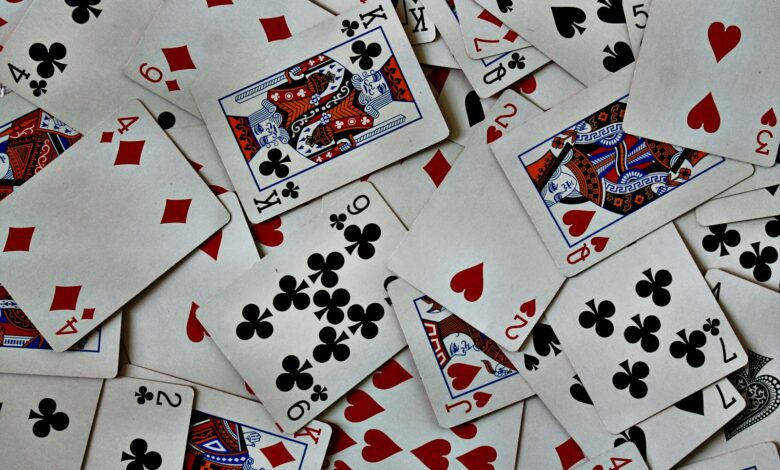 Gestapelte Spielkarten auf einem Tisch – Symbolbild für Kartenspiel- und Skatabende