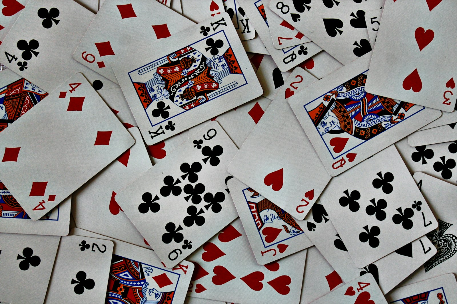 Gestapelte Spielkarten auf einem Tisch – Symbolbild zum Übungsabend des Skatclubs Papenburg 86