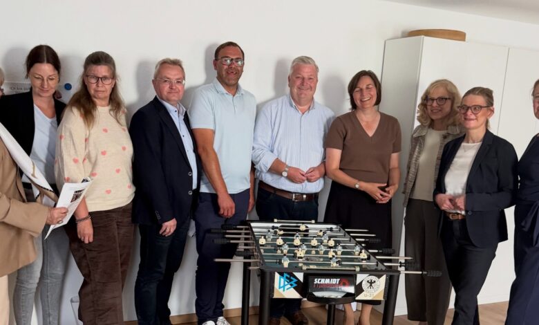 Gruppenfoto beim Besuch von Staatssekretärin Mareike Wulf in der Beratungsstelle des Kinderschutzbund Emsland-Mitte in Meppen