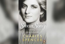 Buchcover „Swan Song – Diana, meine Schwester“ von Charles Spencer mit einem Schwarz-Weiß-Porträt von Prinzessin Diana