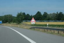 Warnschild am Fahrbahnrand, Symbolbild für eine Verkehrsgefährdung
