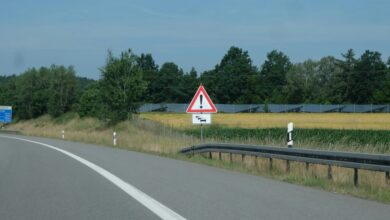Warnschild am Fahrbahnrand, Symbolbild für eine Verkehrsgefährdung
