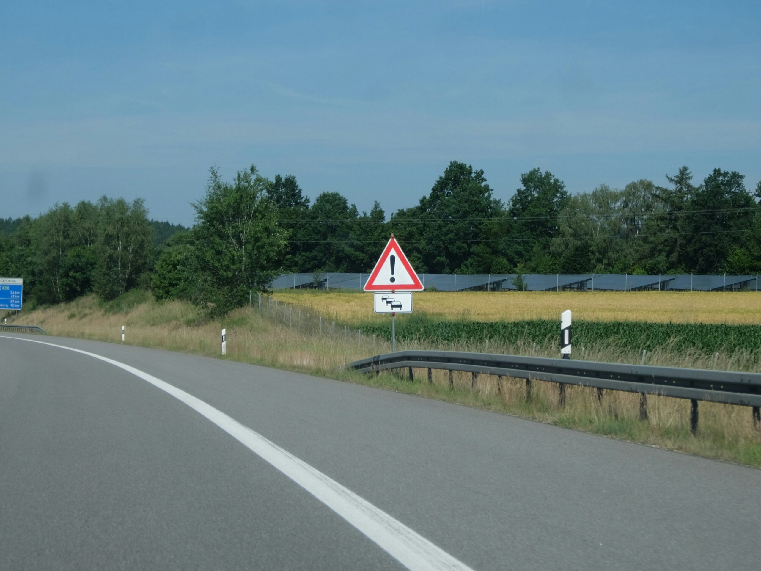 Warnschild am Fahrbahnrand, Symbolbild für eine Verkehrsgefährdung